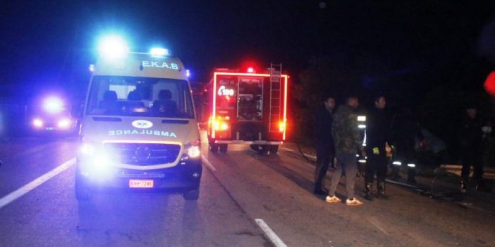 Τροχαίο ατύχημα στον κόμβο της Εθνικής οδού στο Κολυμπάρι  Εγκλωβίστηκαν στο ένα όχημα