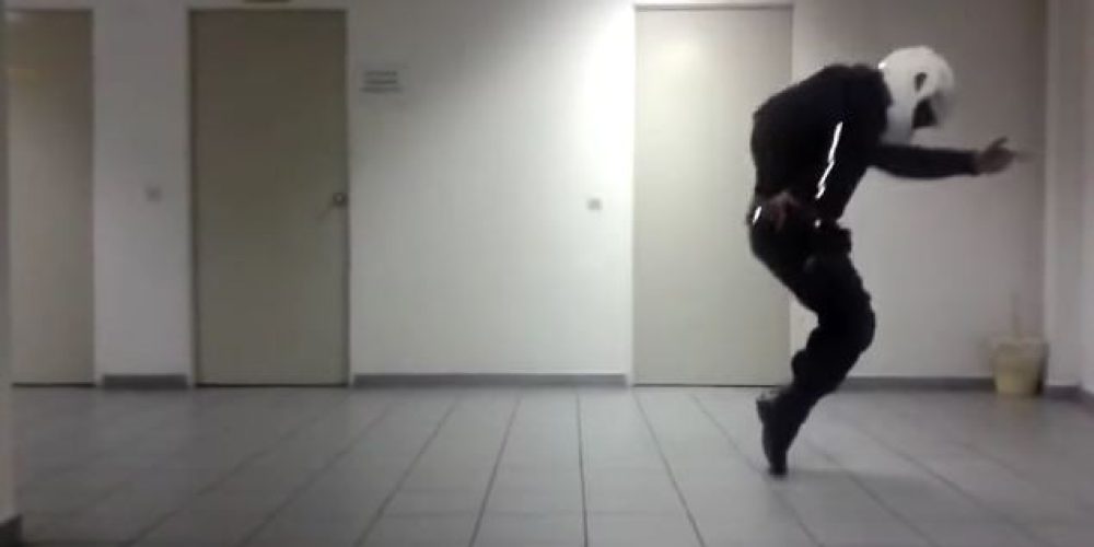 Αστυνομικός της ΔΙΑΣ χορεύει Μάικλ Τζάκσον με στολή και κράνος