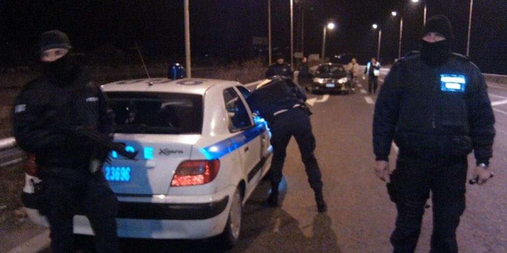 Χανιά: Με κροτίδες στο αυτοκίνητο και Καλάσνικοφ στο σπίτι συνελήφθη 18χρονος
