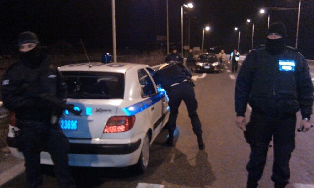 Με κροτίδες στο αυτοκίνητο και Καλάσνικοφ στο σπίτι συνελήφθη 18χρονος