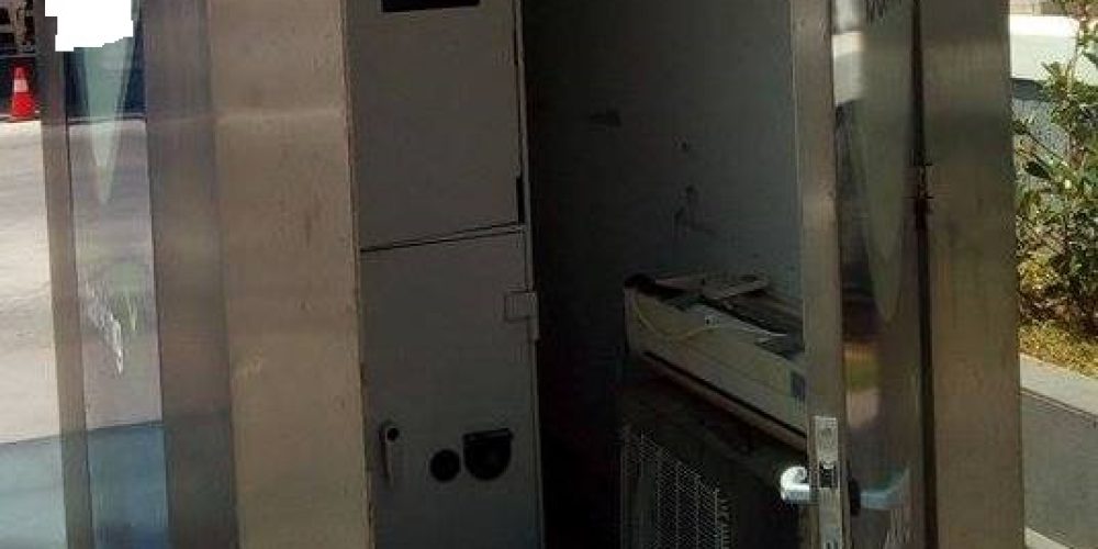 Απίστευτο: Άφησαν ορθάνοιχτο και ανασφάλιστο για ώρες ΑΤΜ τράπεζας στο κέντρο των Χανίων (φωτο)