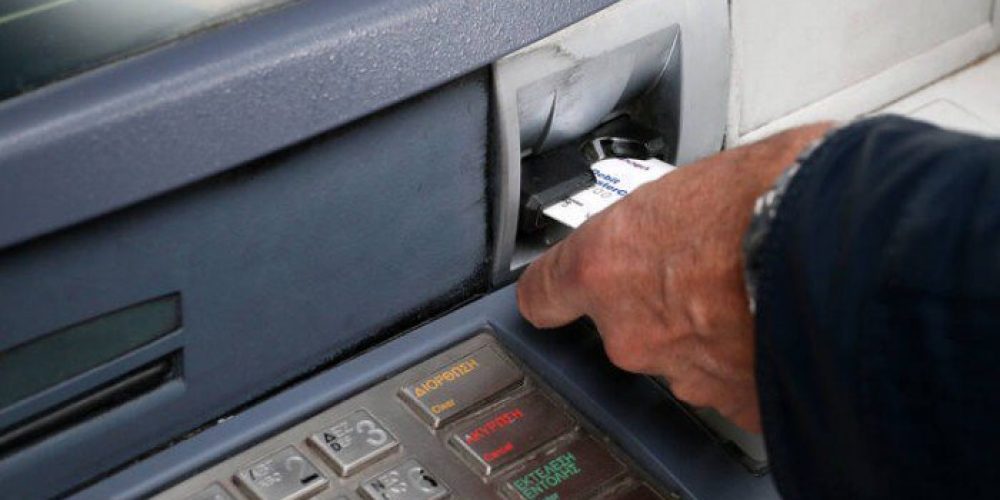 Χρεώσεις – «φωτιά» στα ATM: Δείτε πόσο θα… κοστίζουν οι αναλήψεις από τη Δευτέρα