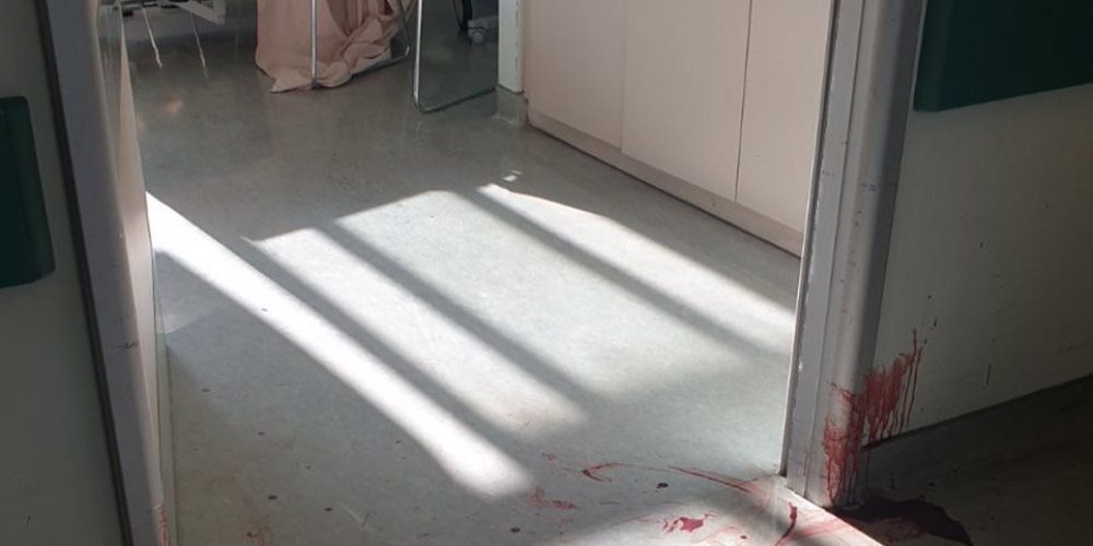 Σοκ: Ασθενής στο νοσοκομείο μαχαίρωσε νοσηλεύτρια και αυτοκτόνησε (φωτο)