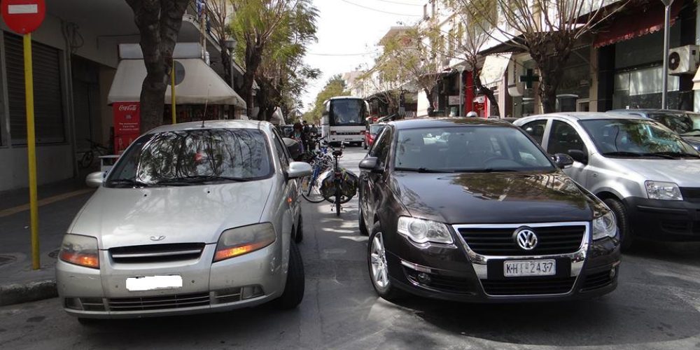 Το αυτοκίνητο του δημάρχου Χανίων με σηματάκι των γαϊδουρίστας