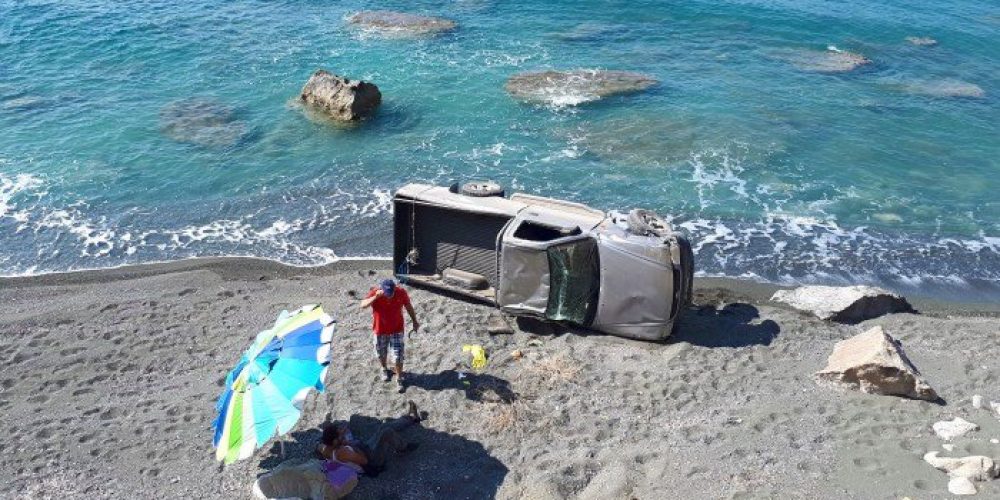 Το αυτοκίνητο έκανε βουτιά στην παραλία των Τερτσών στην Κρήτη