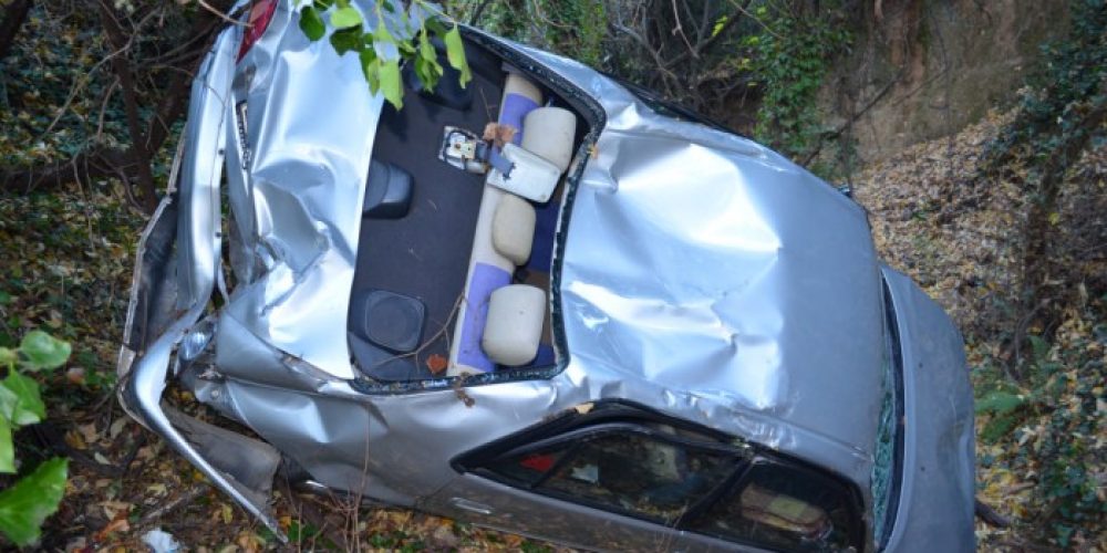 Τροχαίο ατύχημα στα Αφράτα Κισσάμου – Αυτοκίνητο έπεσε σε βάθος