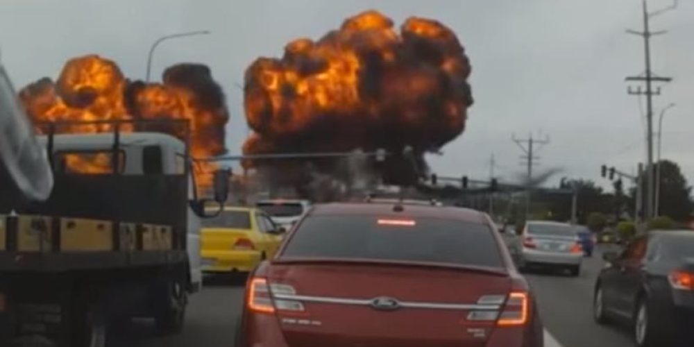 Βίντεο: Αεροπλάνο πέφτει σε αυτοκίνητα, τυλίγεται στις φλόγες και… έζησαν όλοι