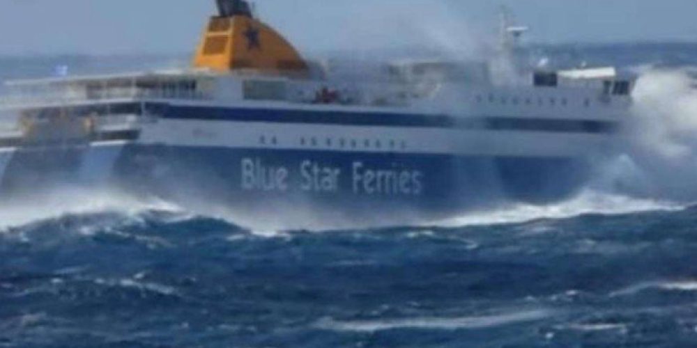 Συγκλονιστικό βίντεο: Πελώρια κύματα «σφυροκοπούν» το Blue Star Naxos