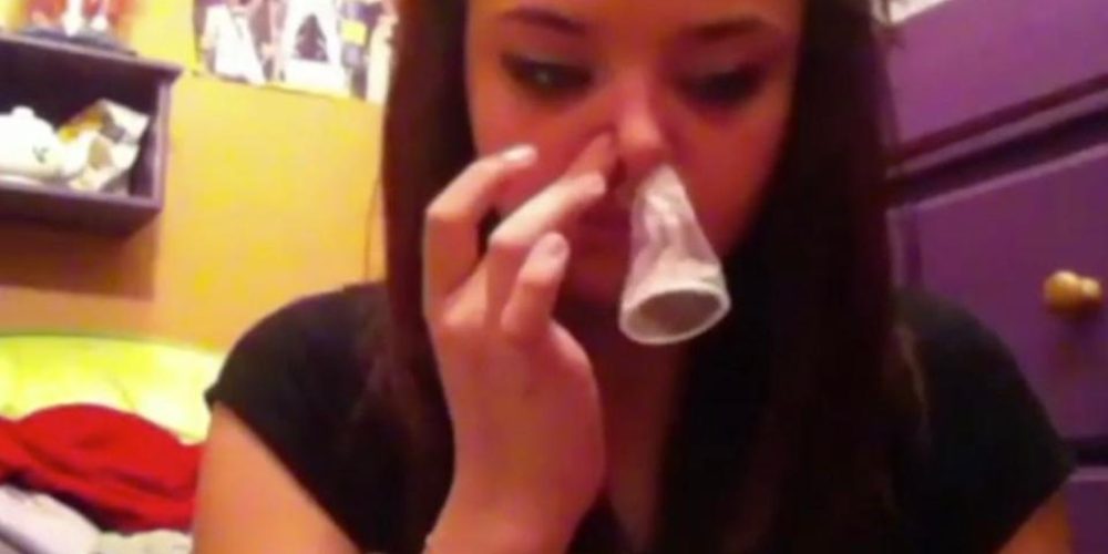 Εισπνέουν το προφυλακτικό από τη μύτη και βγαίνει από το στόμα: Το «Condom Snorting Challenge» είναι η νέα επικίνδυνη μόδα (video)