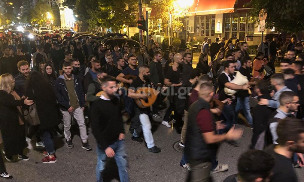 Καντάδα με τσικουδιές και μαντινάδες από 200 Κρήτες φοιτητές στο κέντρο της Θεσσαλονίκης (video)