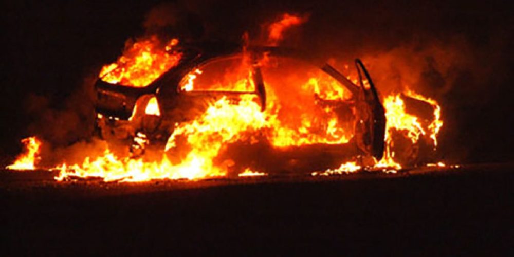 Χανιά : Έγιναν στάχτη δύο αυτοκίνητα τα ξημερώματα