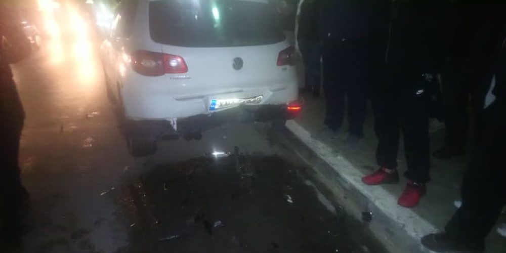 Χανιά: Ασυνείδητος οδηγός έπεσε πάνω σε σταθμευμένα αυτοκίνητα και εξαφανίστηκε (φωτο)