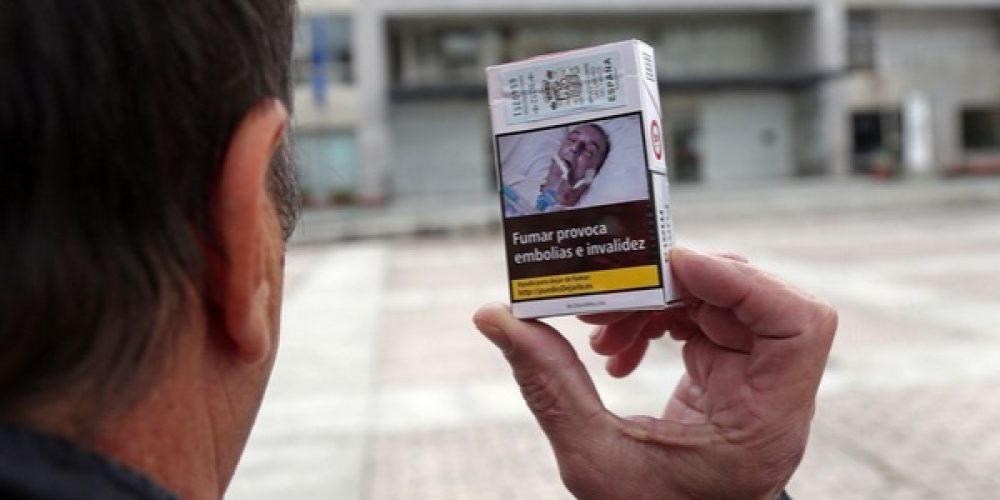 Ο άνδρας που «πρωταγωνιστεί» στα πακέτα τσιγάρων κάνει μήνυση και καταγγέλλει απάτη