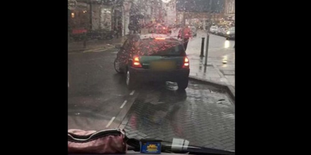 Γυναίκα οδηγός χρειάστηκε πάνω από επτά λεπτά για να παρκάρει ένα Renault Clio σε θέση για… φορτηγό