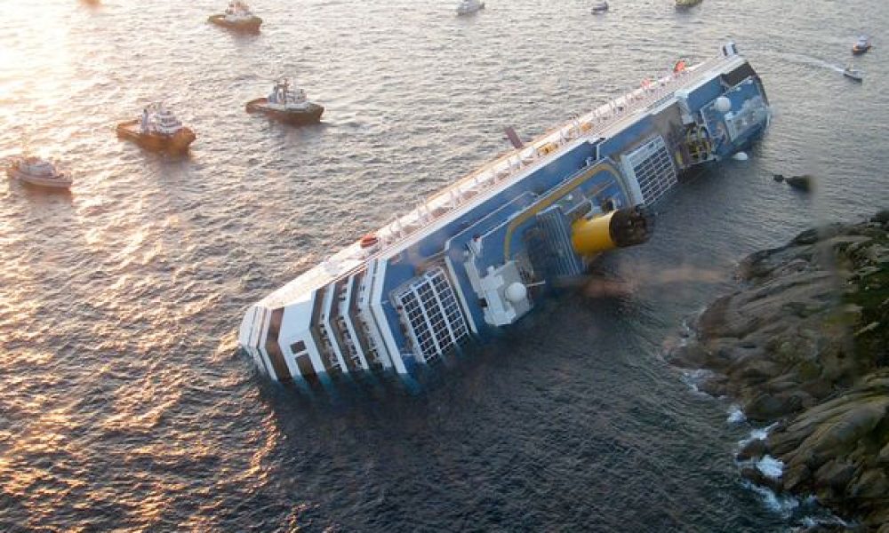 Έκαναν …αξιοθέατο το ναυάγιο του Costa Concordia