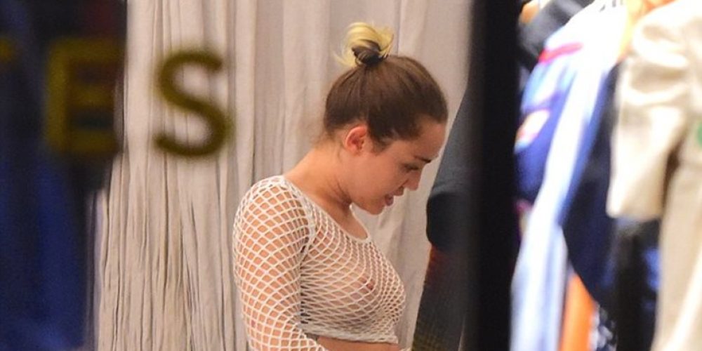 Φωτογραφίες: Η Miley Cyrus πήγε «γυμνόστηθη» για ψώνια