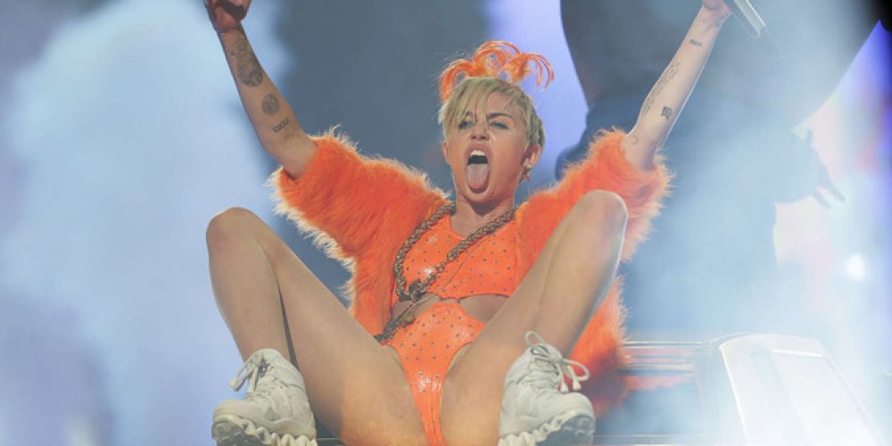 Ένα βήμα πιο κοντά στο… «όλα στη φόρα» η Miley Cyrus