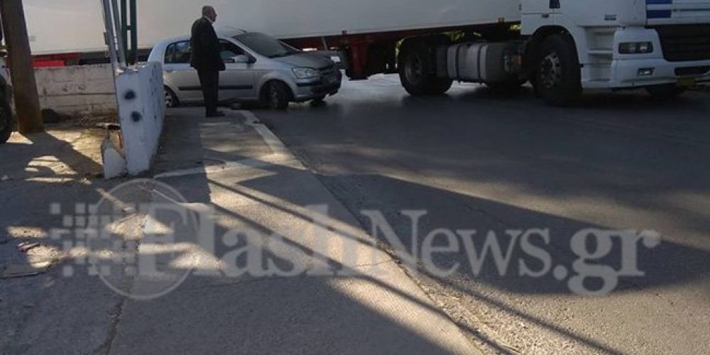 Αυτοκίνητο σφηνώθηκε σε νταλίκα στη Λεωφόρο Σούδας στα Χανιά (φωτο)