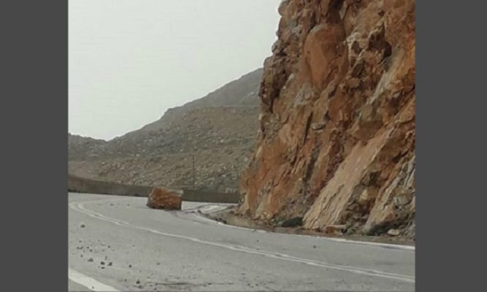 Χανιά: Τεράστιος βράχος έπεσε σε επικίνδυνη στροφή