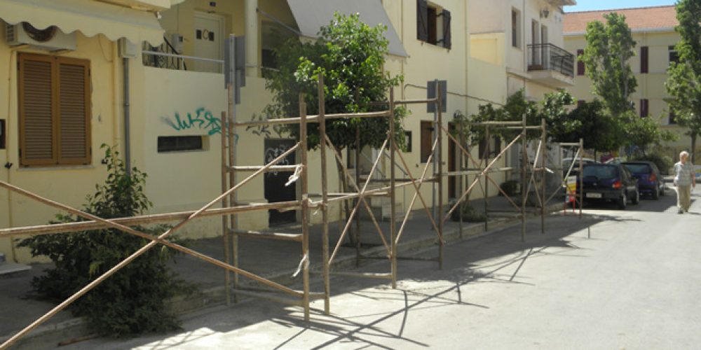 Ανάστατη γειτονιά των Χανίων από σκαλωσιές εργοτάξιου που κατέλαβαν θέσεις στάθμευσης (φωτο)