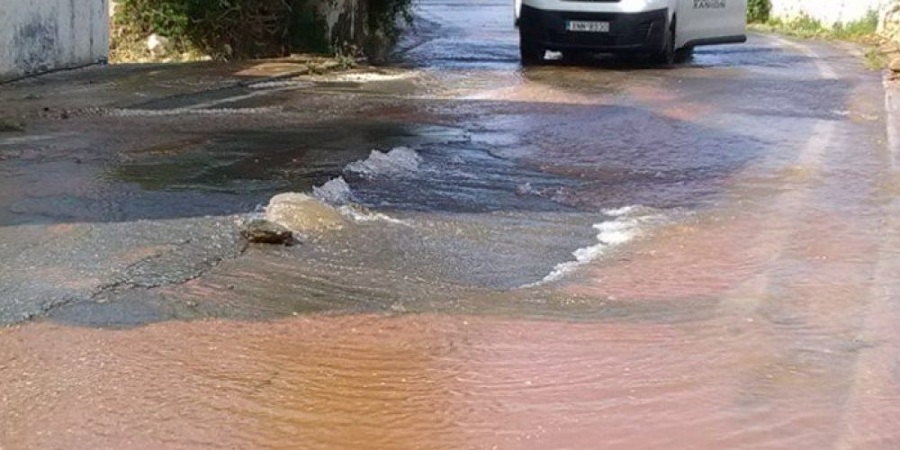 Ποτάμι έγινε ο δρόμος στα Περιβόλια μετά από ζημιά σε αγωγό (φωτο)