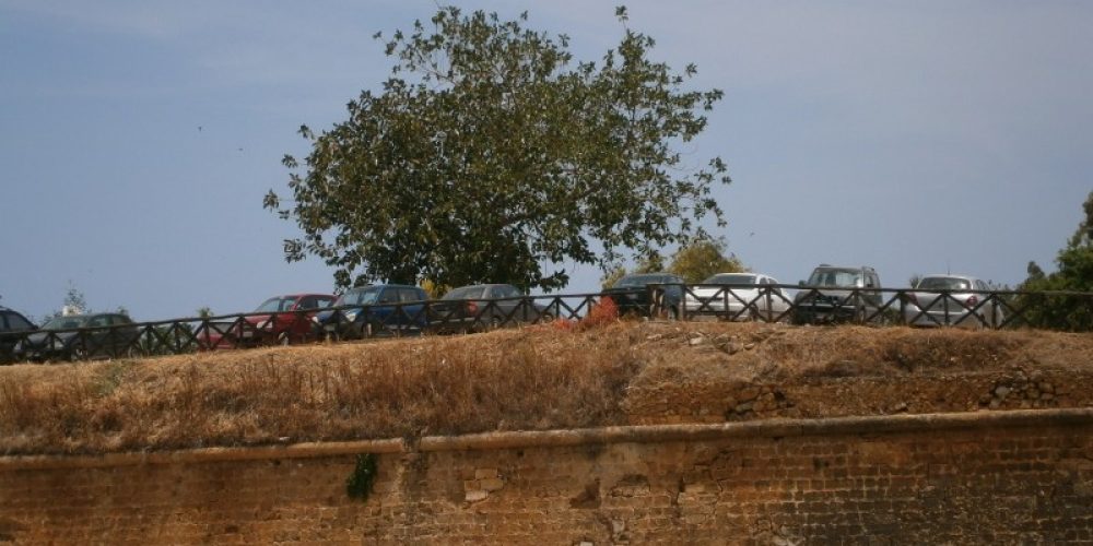 Εικόνες ντροπής στα Χανιά – Έκαναν πάρκινγκ το τείχος στη Δυτική Τάφρο!
