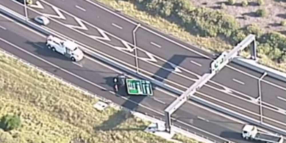 Σοκαριστικό: Πινακίδα πέφτει και συνθλίβει ΙΧ σε αυτοκινητόδρομο (video)