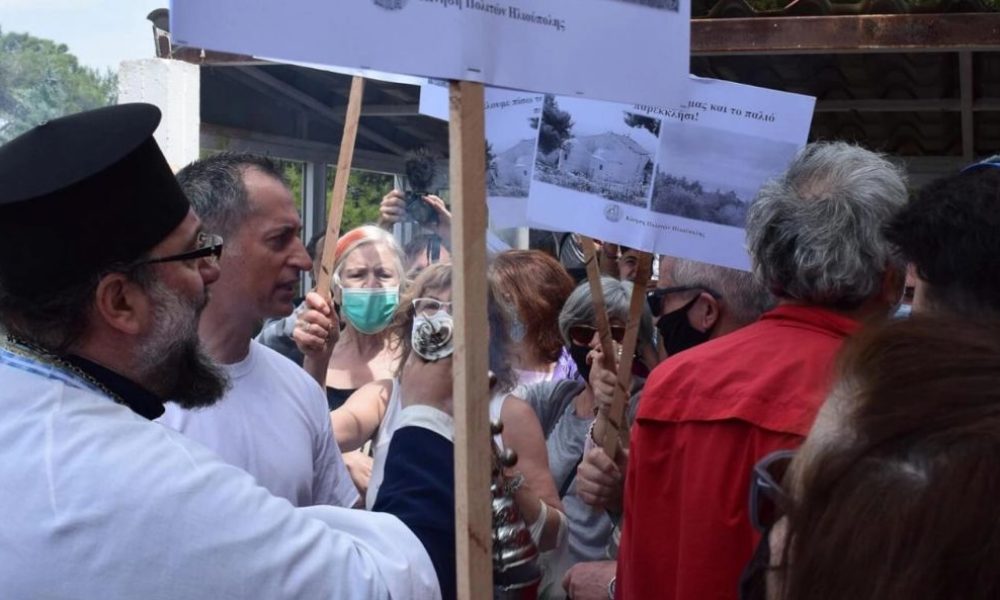 Συναγερμός: 150 πιστοί «ταμπουρώθηκαν» σε εκκλησία - Συμπλοκή με διαδηλωτές