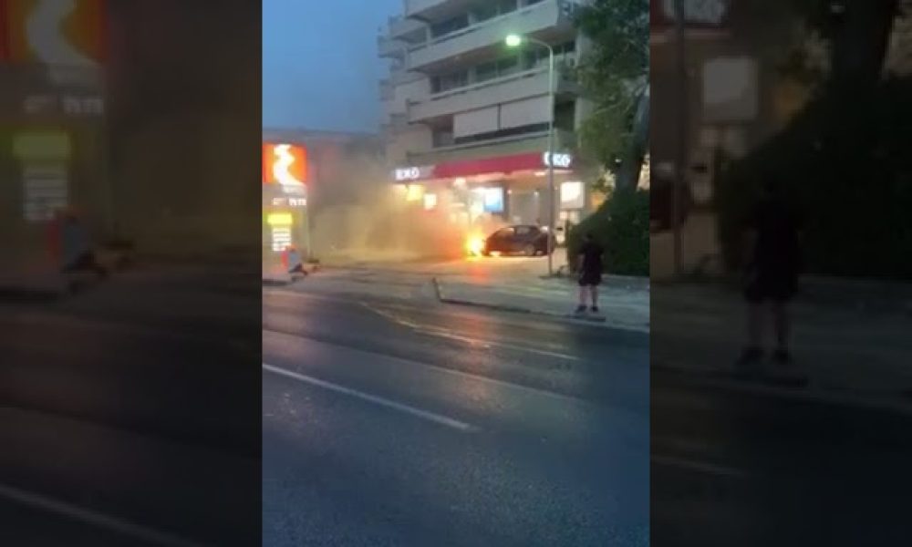 Αυτοκίνητο που είχε πάρει φωτιά μπήκε σε βενζινάδικο (video)