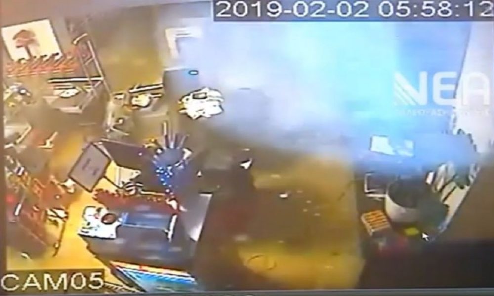Η στιγμή της έκρηξης του ΑΤΜ στο σούπερ μάρκετ στα Χανιά (video)