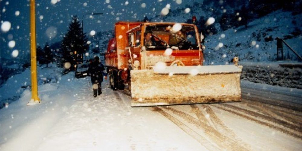 Μάχη με το χιόνι στους δρόμους δίνουν τα εκχιονιστικά στα Χανιά