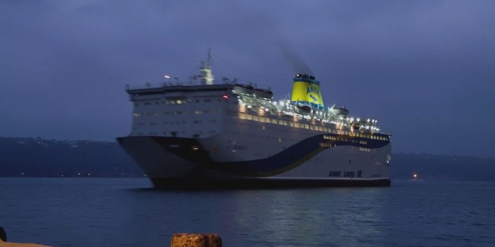 Χανιά: Αδυναμία πρόσδεσης πλοίου με 612 επιβάτες στο λιμάνι της Σούδας (video)