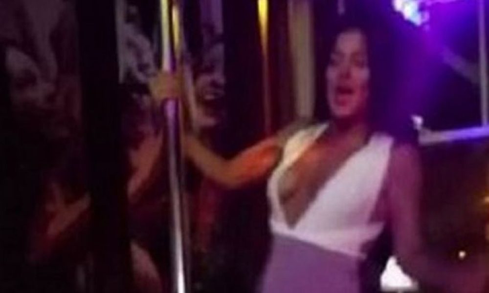Βίντεο: Τα τακούνια πρόδωσαν το λάγνο λίκνισμά της στο στύλο του pole dancing