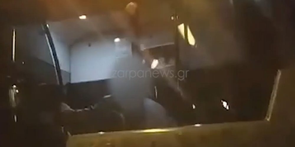 Άγριος τσακωμός σε λεωφορείο μεταξύ οδηγού και επιβάτη στην Κρήτη (video)