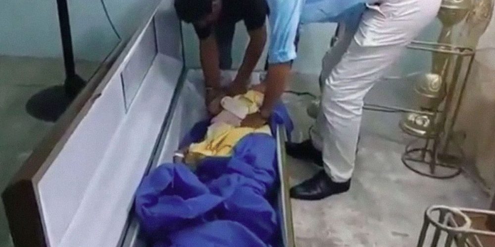 Σοκαριστικό περιστατικό – Νεκρή γυναίκα «ξύπνησε» και άρχισε να τους «καλεί» μέσα από το φέρετρο (video)