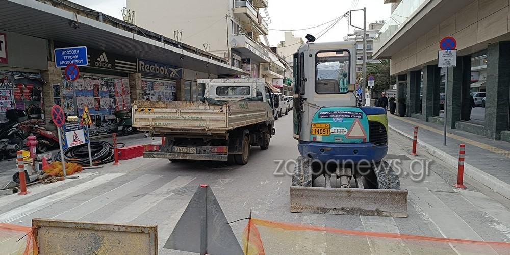 Χανιά: Κυκλοφοριακό χάος στο κέντρο της πόλης – Έκλεισαν τη Ζυμβρακάκηδων χωρίς να ενημερώσουν (φωτο)