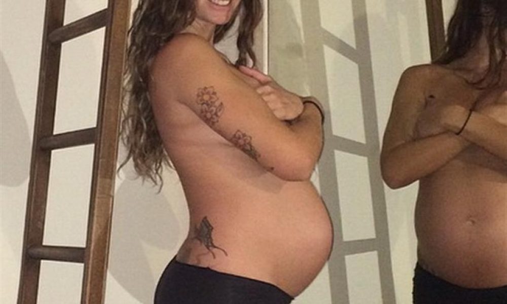 Εύα Λάσκαρη: Επτά μηνών έγκυος και ημίγυμνη