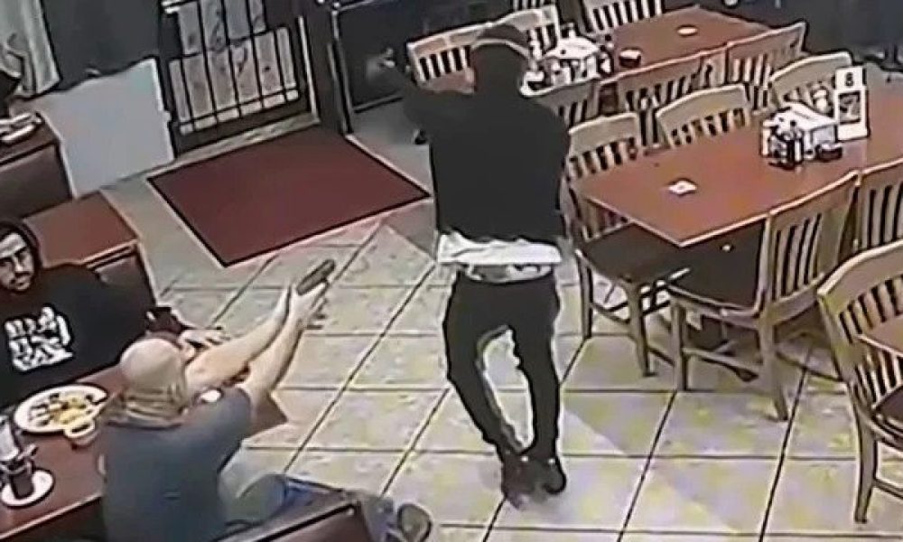 Πελάτης εστιατορίου στο Χιούστον έβγαλε όπλο κι εκτέλεσε ληστή – Σκληρό βίντεο