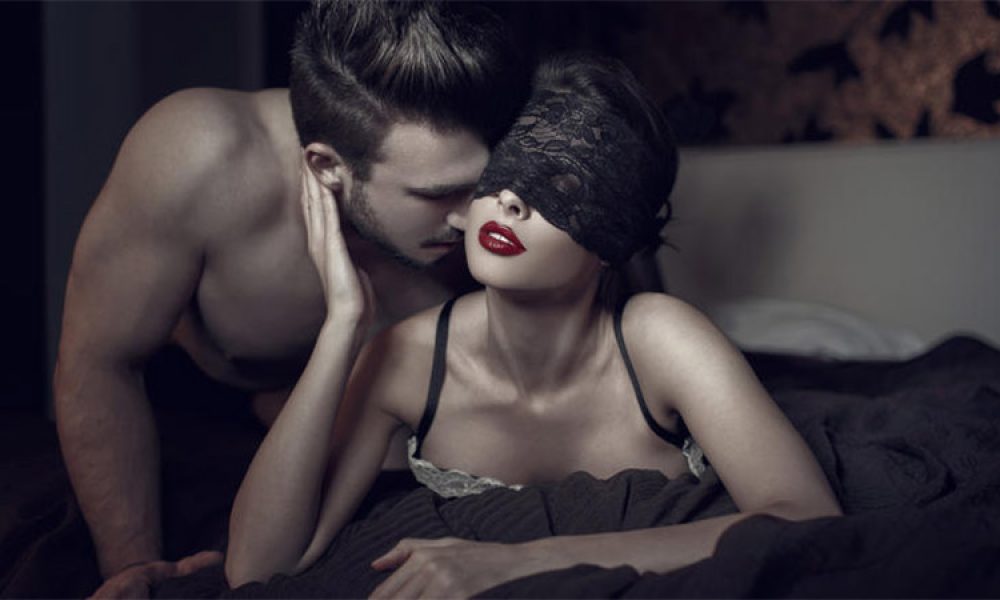 Σεξουαλικές φαντασιώσεις: Τι «ανάβει» τις γυναίκες και τι τους άνδρες;