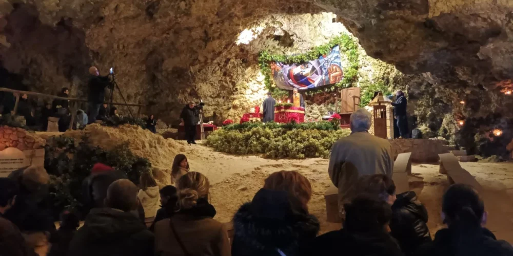 Χανιά: Η χριστουγεννιάτικη Θεία Λειτουργία στο σπήλαιο του Αϊ Γιάννη του Ερημίτη με την εντυπωσιακή αναπαράσταση της φάτνης (φωτο)