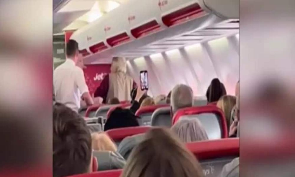 Χάος σε πτήση με προορισμό τη Ρόδο: Ηλικιωμένη χαστούκισε αεροσυνοδό και ούρησε στο κάθισμα της