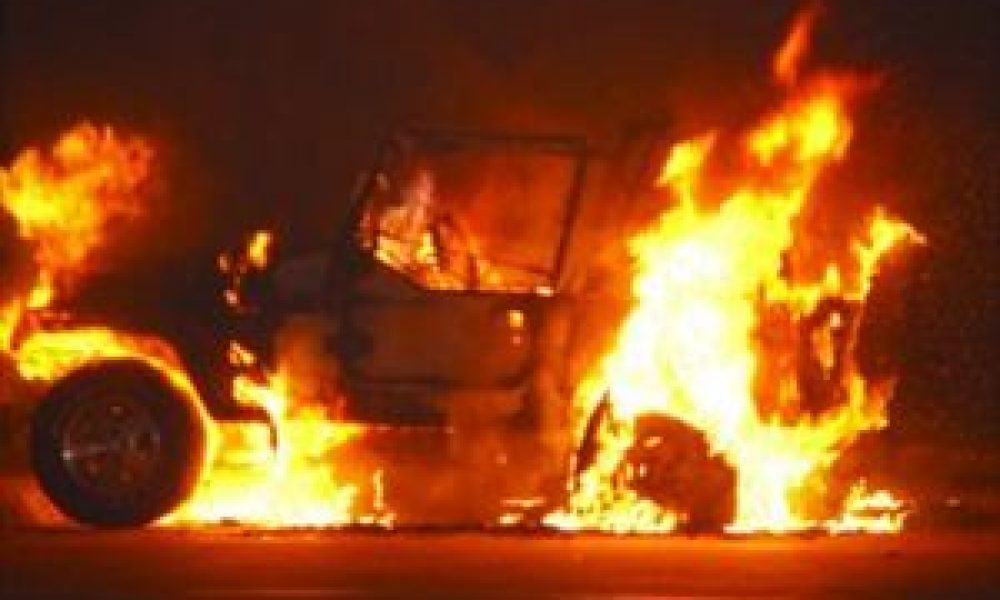 Μεθυσμένος Αμερικανός έβαλε φωτιά και έσπασε αυτοκίνητα στο Σταυρό Χανίων
