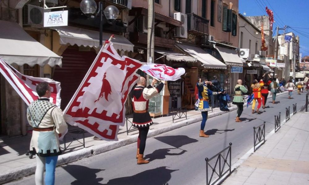 Καρναβαλιστές από το Δήμο Cubbio της Ιταλίας στα Χανιά