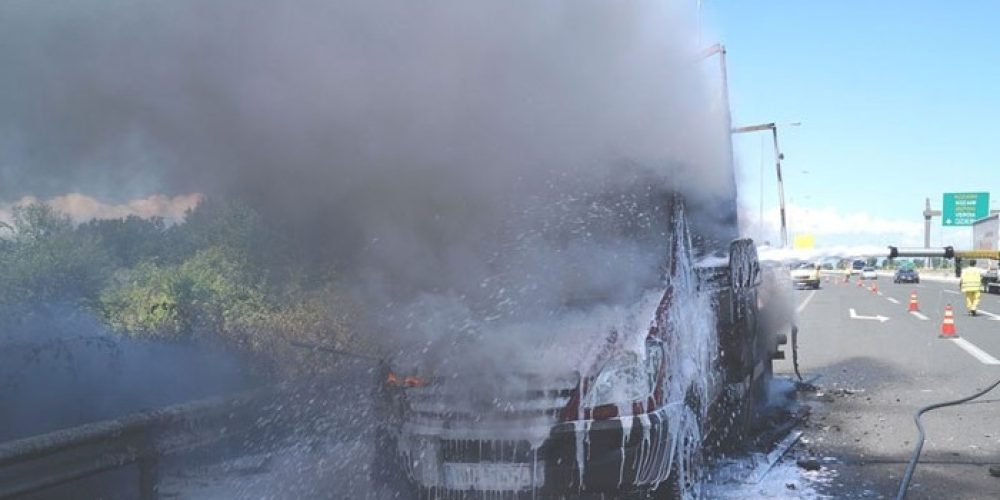 Αυτοκίνητο τυλίχτηκε στις φλόγες ενώ κινούνταν στην εθνική – Σώος ο οδηγός