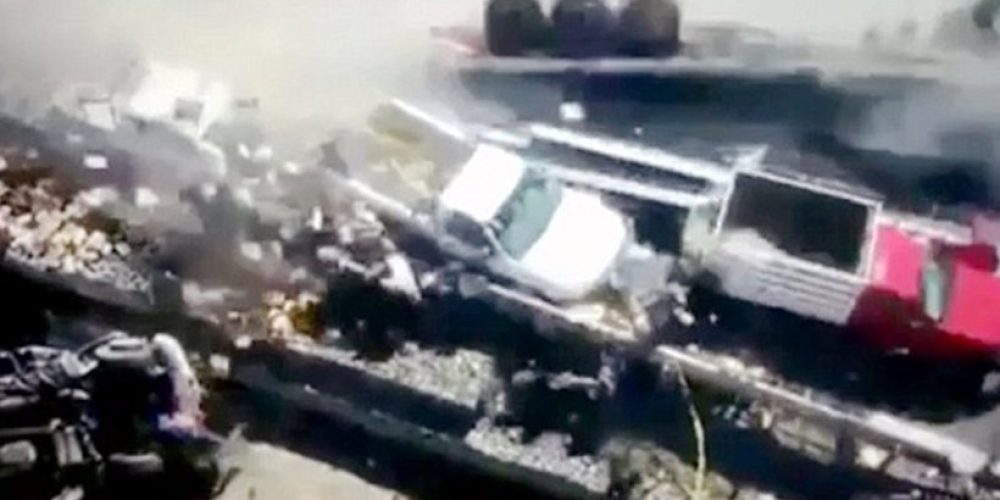 Σοκαριστικό βίντεο: Φορτηγό «θερίζει» δημοσιογράφους που κάλυπταν ατύχημα στο δρόμο