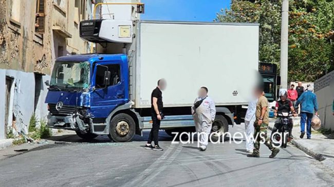 Χανιά: Φορτηγό προσέκρουσε σε τοίχο και προκάλεσε κυκλοφοριακό κομφούζιο (φωτο)