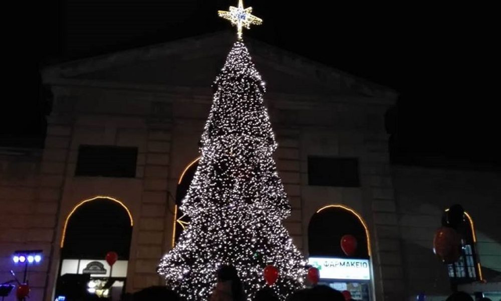 Χανιά: Άναψε το Χριστουγεννιάτικο Δέντρο στην Πλατεία Δημοτικής Αγοράς