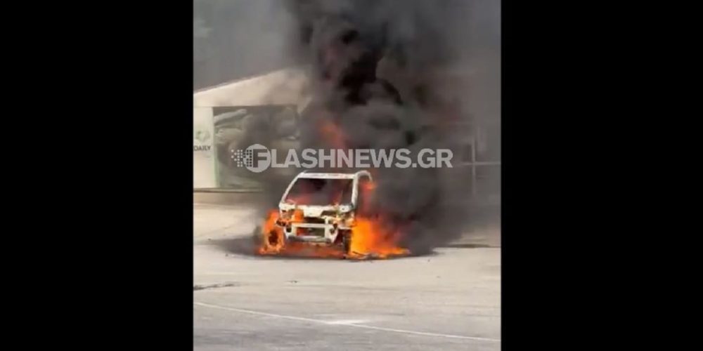 Χανιά: Αυτοκίνητο κάηκε ολοσχερώς έξω από super market (video)