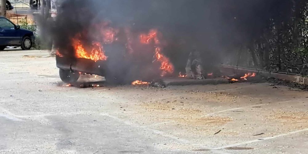 Χανιά: Στις φλόγες τυλίχθηκε αυτοκίνητο στη Σούδα (video)
