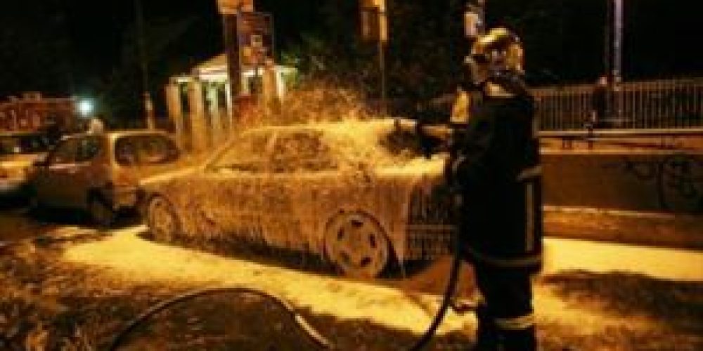 Αυτοκίνητο τυλίχτηκε τα μεσάνυχτα στις φλόγες